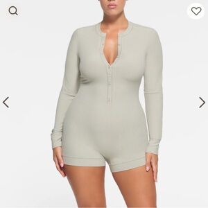 SOFT LOUNGE BUTTON UP HENLEY ONESIE
TALC / M